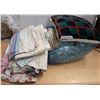 Image 1 : blankets and pillows