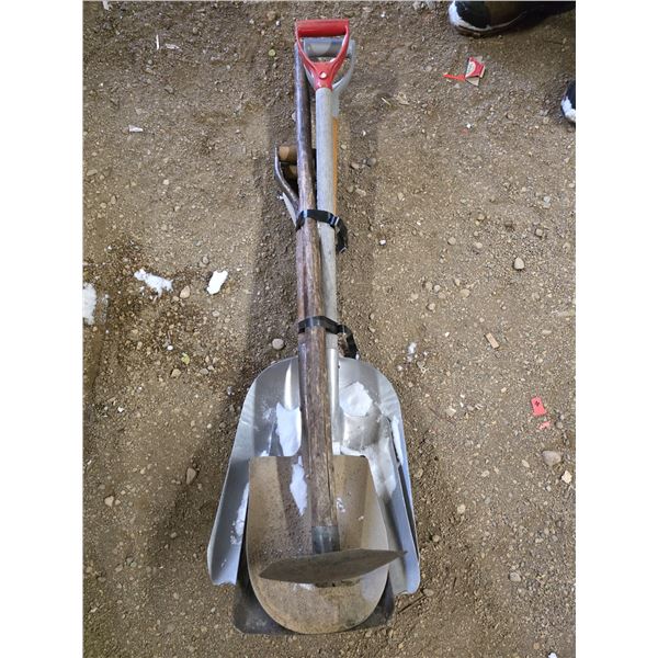 Lot of shovels and 1 hoe