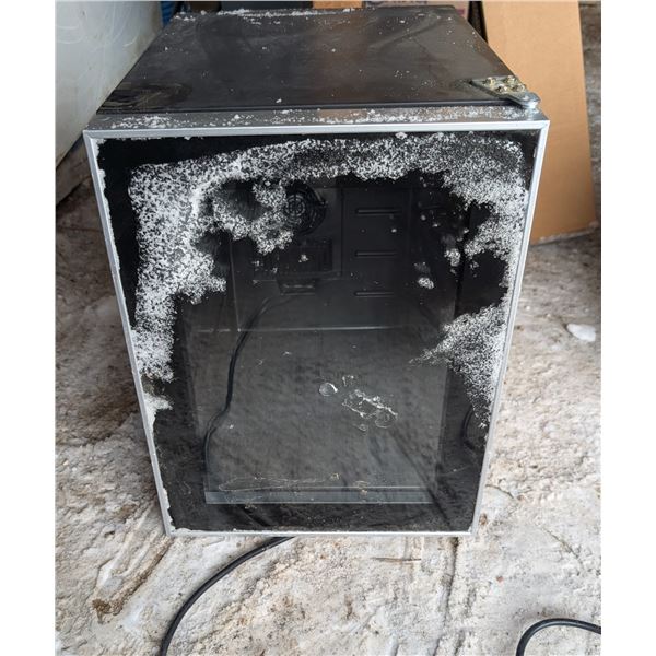 Wine Cooler Fridge (Not tested) 18"x19"x14")