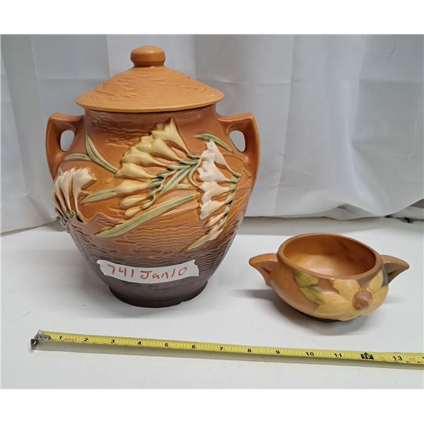 roseville U.S.A. 3 piece (big pot small chip and crack)