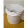 Image 3 : 3 buckets of aquarium gravel