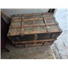 Image 1 : Chest with contents