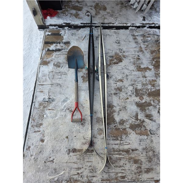 Shovel and skiis
