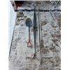 Image 1 : Shovel and skiis
