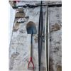 Image 2 : Shovel and skiis