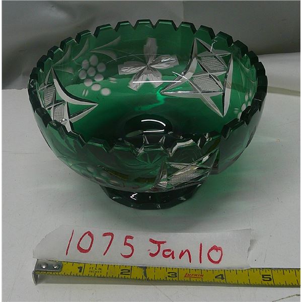 1 green glass bowl