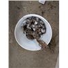 Image 1 : Pail w/ 1"-2"x Variety Length Chains