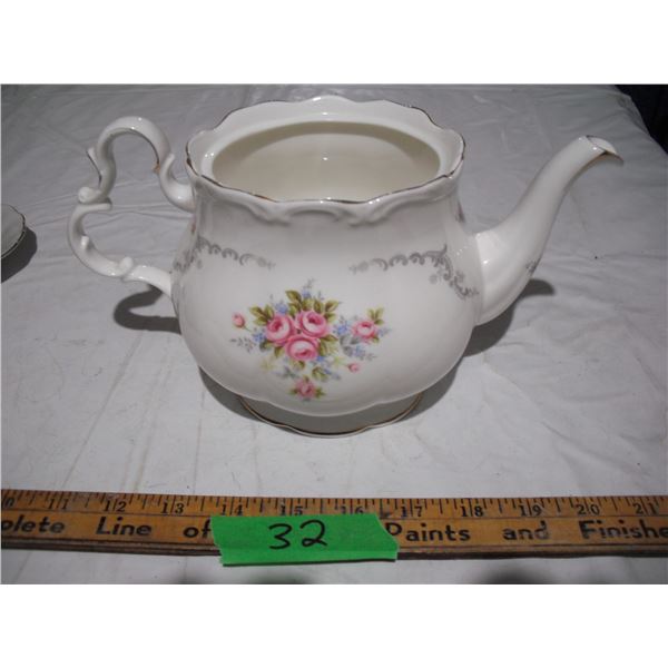 royal albert tranquility teapot 5-6 cup (missing lid) good condition