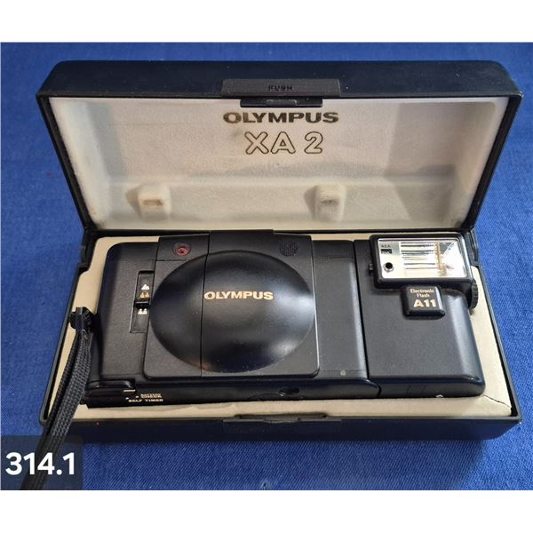 1980s Olympus Compact 35 mm Camera w/flash and original case