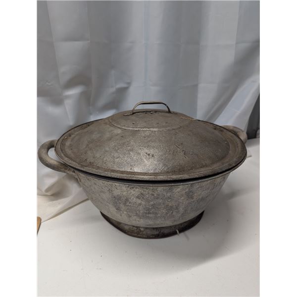 Vintage Bread Bowl/Pan w/ Lid 9"x18"