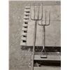 Image 1 : 2 pitch forks
