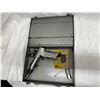 Image 15 : SNAP-ON AIR CHISEL WITH TWO SNAP-ON CHISEL TIPS AND CHICAGO PNEUMATIC CHISEL TIPS IN METAL ZIP-GUN B