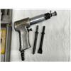Image 3 : SNAP-ON AIR CHISEL WITH TWO SNAP-ON CHISEL TIPS AND CHICAGO PNEUMATIC CHISEL TIPS IN METAL ZIP-GUN B