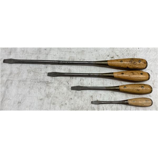 VINTAGE "PERFECT HANDLE" IRWIN WOODEN HANDLE SCREW DRIVERS