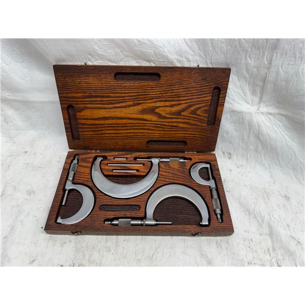 VINTAGE TUMICO TUBULAR MICROMETER SET IN FITTED WOODEN CASE