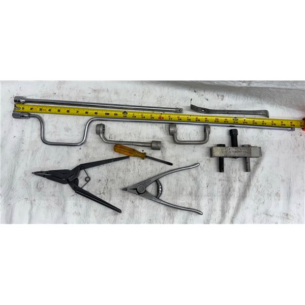 COLLECTION OF AUTOMOTIVE TOOLS, INCLUDING A MULTIPURPOSE BEARING AND PULLEY PULLER SET, BREAKER BARS