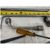 Image 7 : COLLECTION OF AUTOMOTIVE TOOLS, INCLUDING A MULTIPURPOSE BEARING AND PULLEY PULLER SET, BREAKER BARS