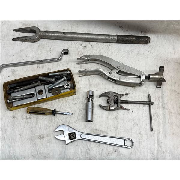 VINTAGE DURO-CHROME AUTOMOTIVE SPECIALTY TOOLS INCLUDING VARIOUS COMPONENTS FOR A SLIDE HAMMER PULLE