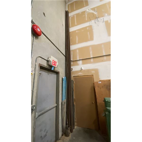 ASSORTED GROUP OF METAL & WOOD PIECES - APPROX. (12) 20FT LENGTHS OF CAST IRON PIPE, SOME ALUMINIUM