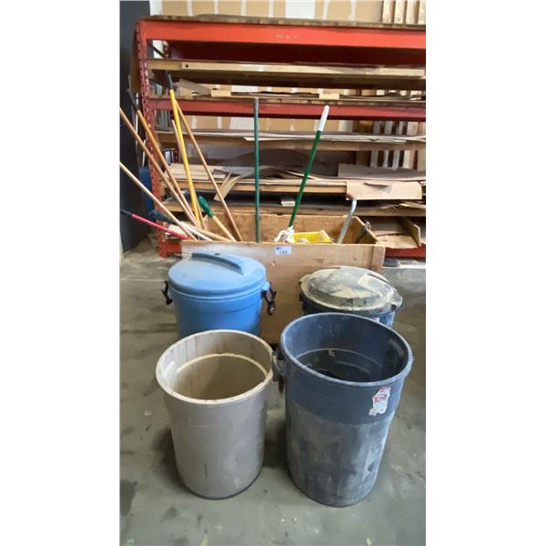 WOODEN MOBILE BIN WITH ASSORTED BROOMS, SHOVELS, MOP BUCKETS & 4 RUBBERMAID GARBAGE CANS