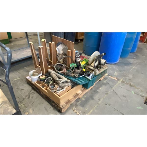 PALLET OF ASSORTED TOOLS, SAWS & HARDWARE