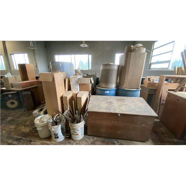 LARGE GROUP OF ASSORTED ITEMS - PLASTIC BARRELS, WOODEN STORAGE BOX,