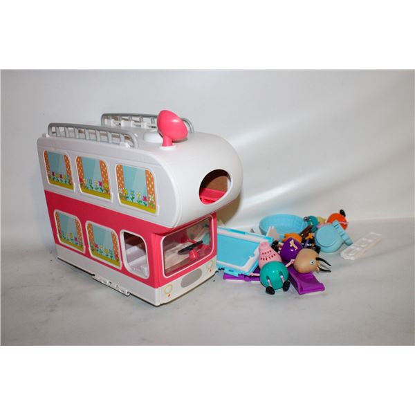 PEPPA  PIG FAMILY CAMPER, FURNITURE & PEPPA PIGS