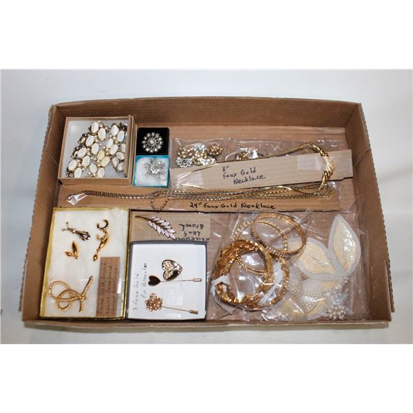 FLAT OF ESTATE VINTAGE JEWELRY/COSTUME