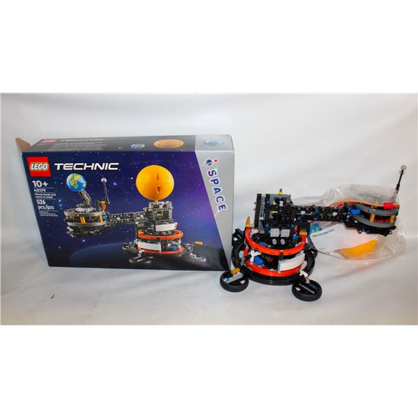 LEGO TECHNIC 42179 PLANET EARTH AND MOON ORBIT