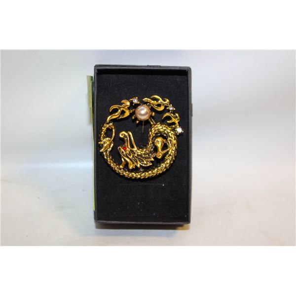 NEW GOLD TONE DRAGONE BROOCH PEARL,