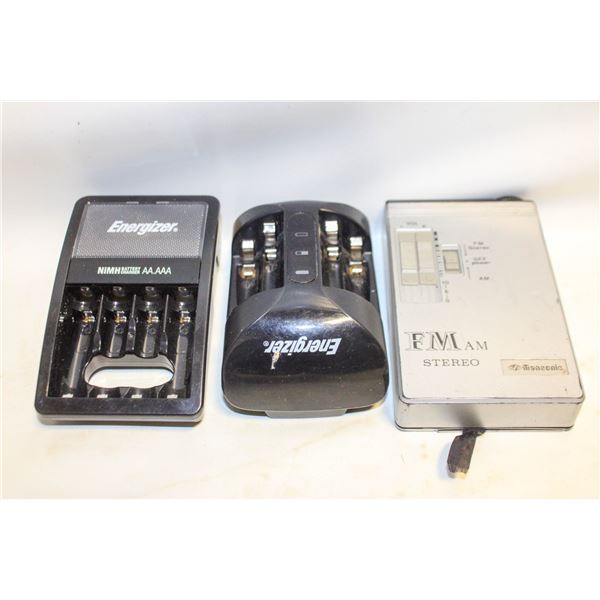 VINTAGE AM/FM PORTABLE RADIO PLUS 2 BATTERY