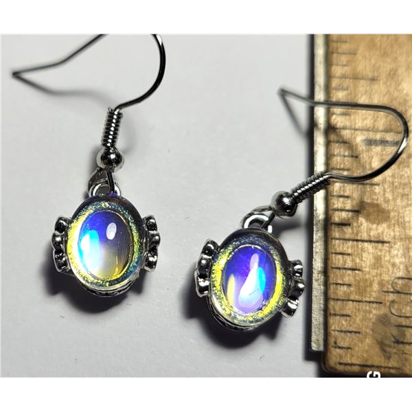 20) SET OF SILVER TONE AND OPALINE DROP