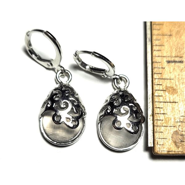 18)  SET OF SILVER TONE AND OPALINE DROP