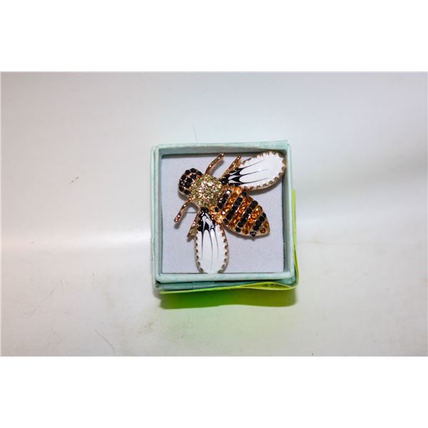 BOLD BEE BROOCH FILLED WITH CLEAR BLACK
