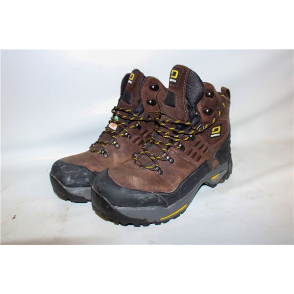 DAKOTA SIZE 10 GREEN PATCH WORK BOOTS