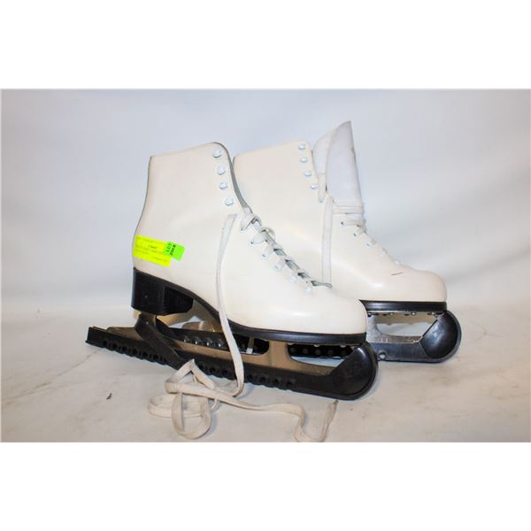PAIR OF LADIES CAMEO 200 ICE FIGURE SKATES