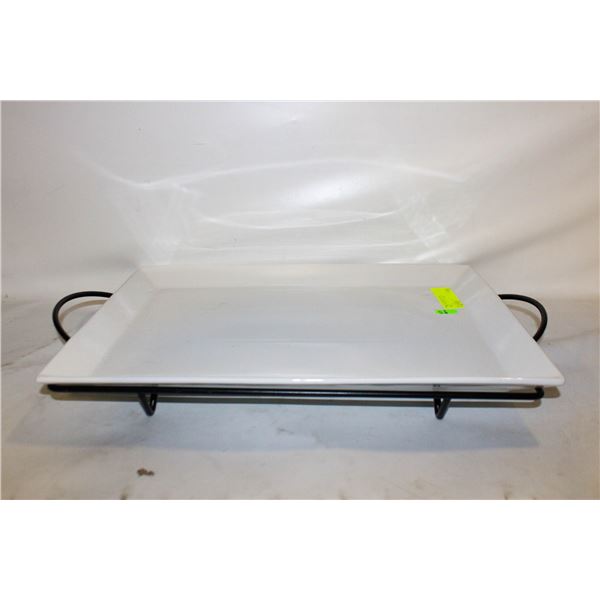 WHITE PLATTER ON BASE