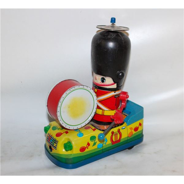 JAPANESE VINTAGE BATTERY OPERATED TIN TOY