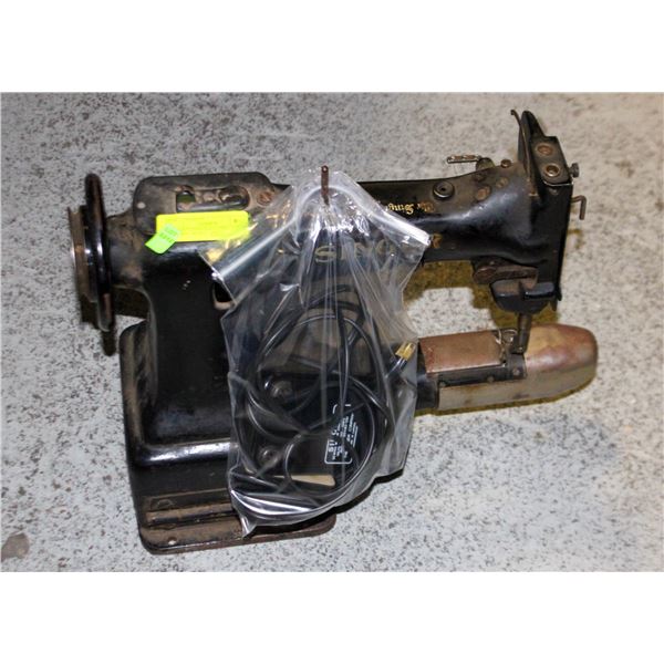 ANTIQUE SINGER LEATHER SEWING MACHINE MODEL 47W70