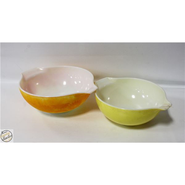 2 YELLOW PYREX CINDERELLA HANDLE MIXING