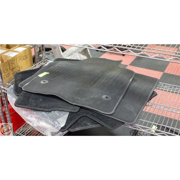 SET OF FLOOR MATS #8484769