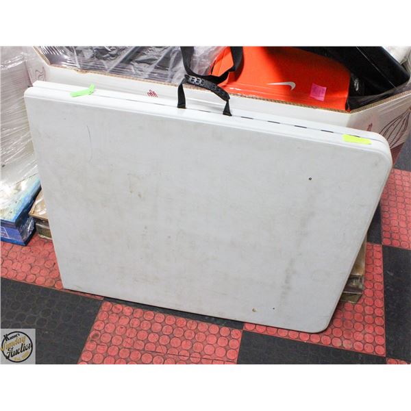 FOLDING TABLE