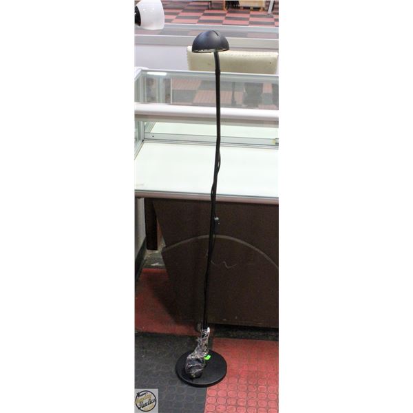 BLACK METAL FLOORLAMP