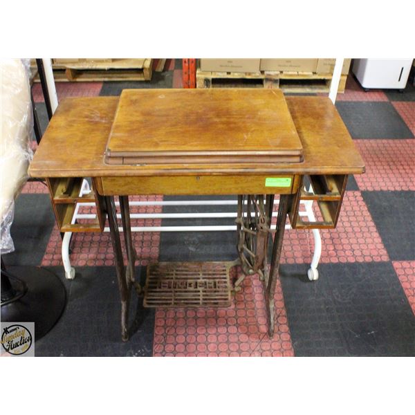 VINTAGE SINGER SEWING MACHINE