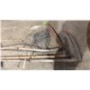 Image 2 : GROUP OF 3 RUSTIC HAY SCYTHES AND 1 FISHING NET