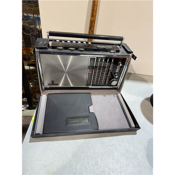 GRUNDIG  SATELLI transistor 6000 radio