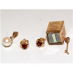 7.00mm White Pearl Pendant, Garnet Earrings & Gold