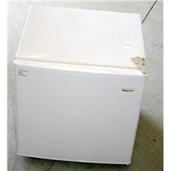 MAGIC CHEF MINI REFRIGERATOR