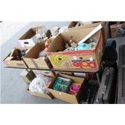 Table lot of miscellaneous collectible items