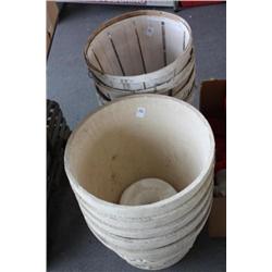 Quantity of 5 plant pots and 4 baskets